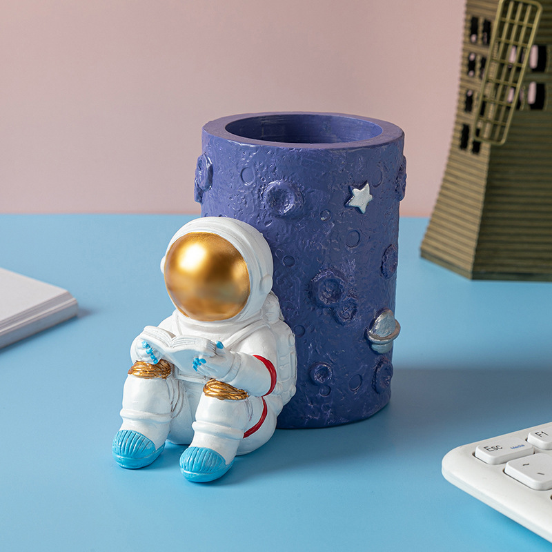 Creative Spaceman Office Pen Holder Resin Crafts