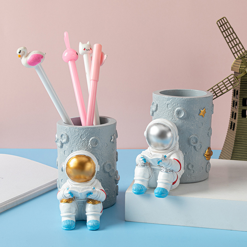 Creative Spaceman Office Pen Holder Resin Crafts