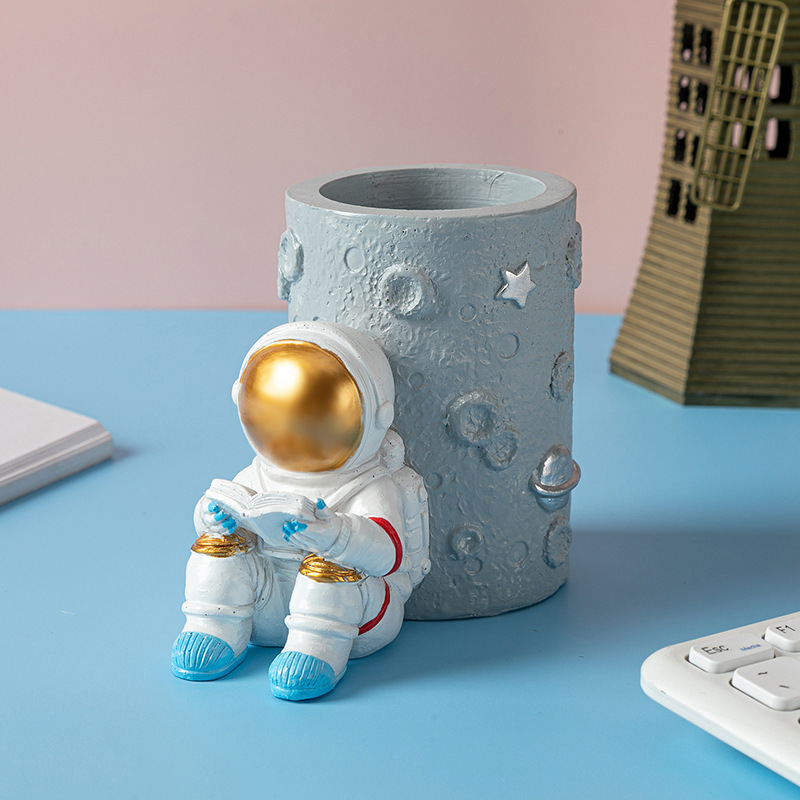 Creative Spaceman Office Pen Holder Resin Crafts