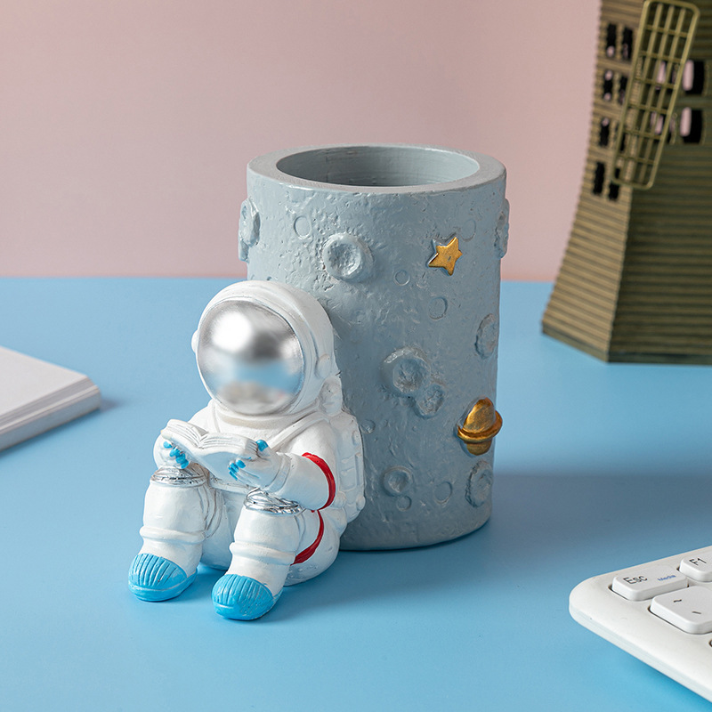 Creative Spaceman Office Pen Holder Resin Crafts