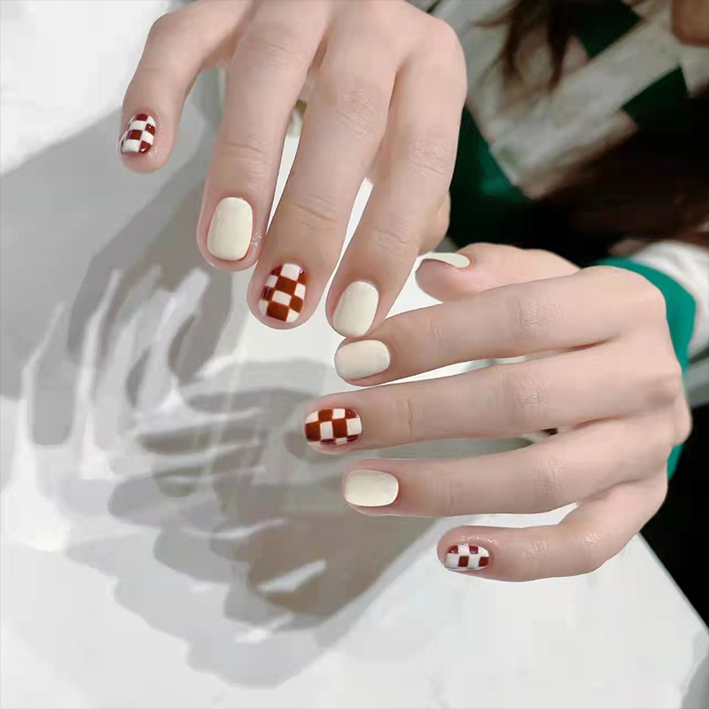 Red Checkerboard Finished Fake Nails Removable Nail Pieces Short Creamy White Nail Art view 2