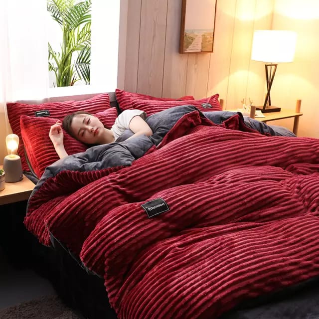 6*6 warm velvet duvets.comes with one bedsheet and 2 pillowcases