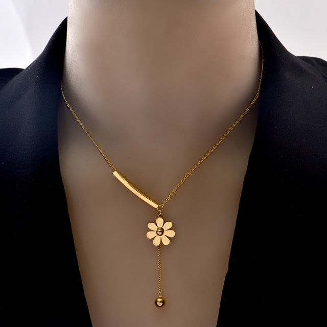 316 stainlessExquisite Necklace for Women Little Daisy Necklace Tassel Cold Wind Temperament Clavicle Chain Ladies Jewelry