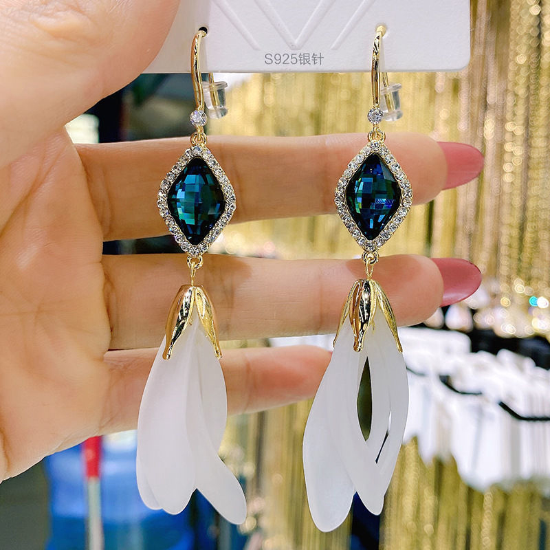 Earrings Feminine Sense of Luxury New 2022 Fashion Earrings Long Atmospheric Crystal Petal Fringe Earrings