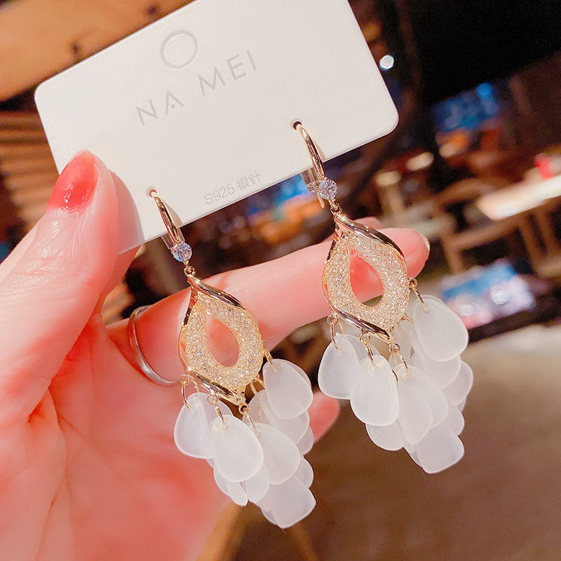 Earrings Feminine Sense of Luxury New 2022 Fashion Earrings Long Atmospheric Crystal Petal Fringe Earrings