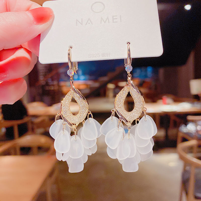 Earrings Feminine Sense of Luxury New 2022 Fashion Earrings Long Atmospheric Crystal Petal Fringe Earrings