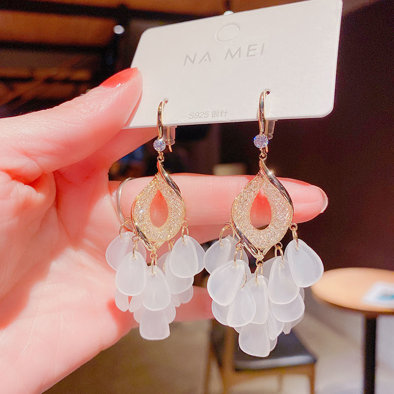 Earrings Feminine Sense of Luxury New 2022 Fashion Earrings Long Atmospheric Crystal Petal Fringe Earrings
