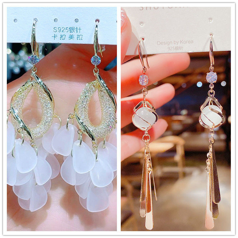 Earrings Feminine Sense of Luxury New 2022 Fashion Earrings Long Atmospheric Crystal Petal Fringe Earrings